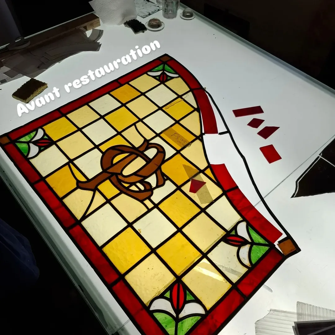 Travail de remise en plomb vitrail ancien