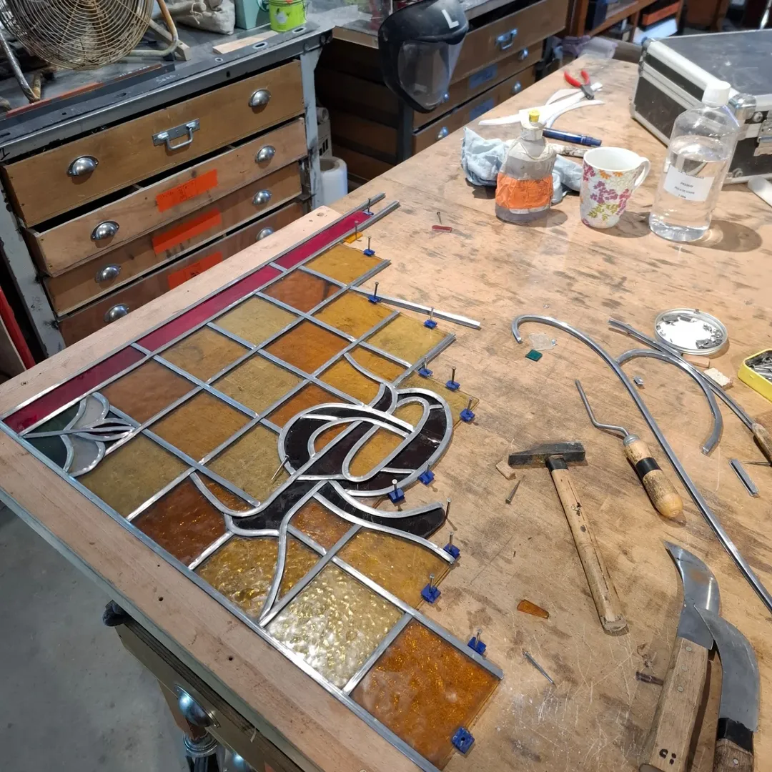 Détail soudure étain vitrail traditionnel